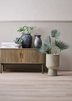 Stolik TV LYNGVIG 120cm 2 drzwi roletowe ciemny dąb